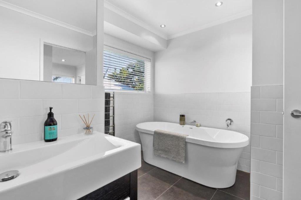 Stunning Tranquil Home With Green Space Views Mount Maunganui Buitenkant foto